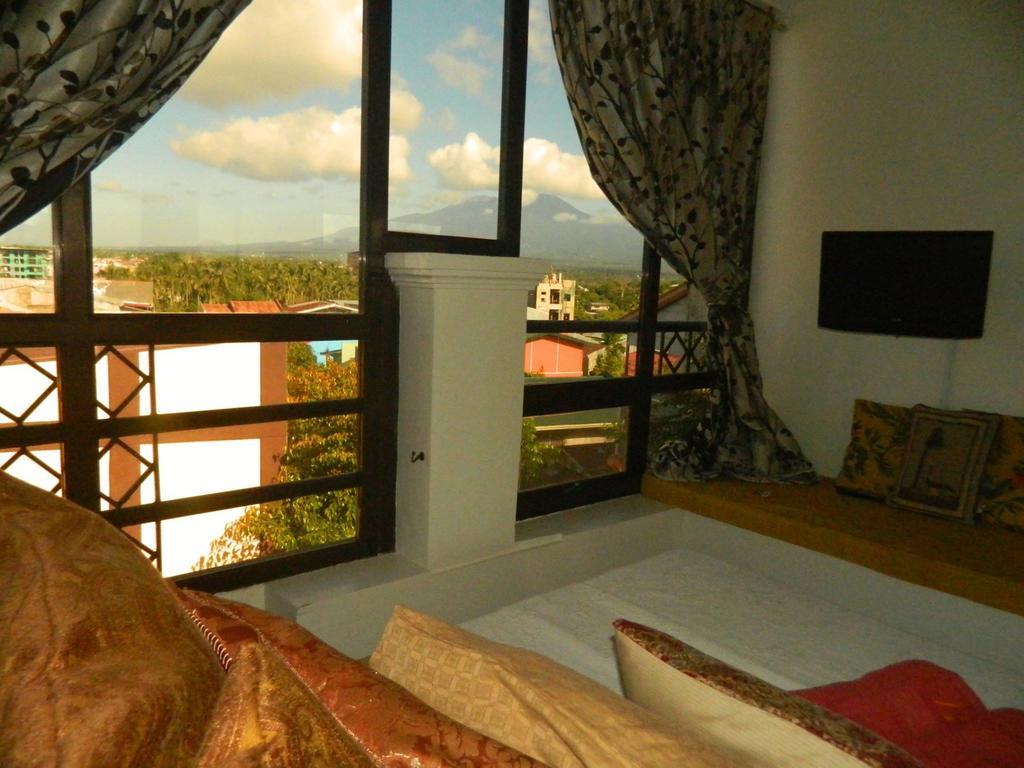 The Saint Joseph Residential Suites Lucena Habitación foto